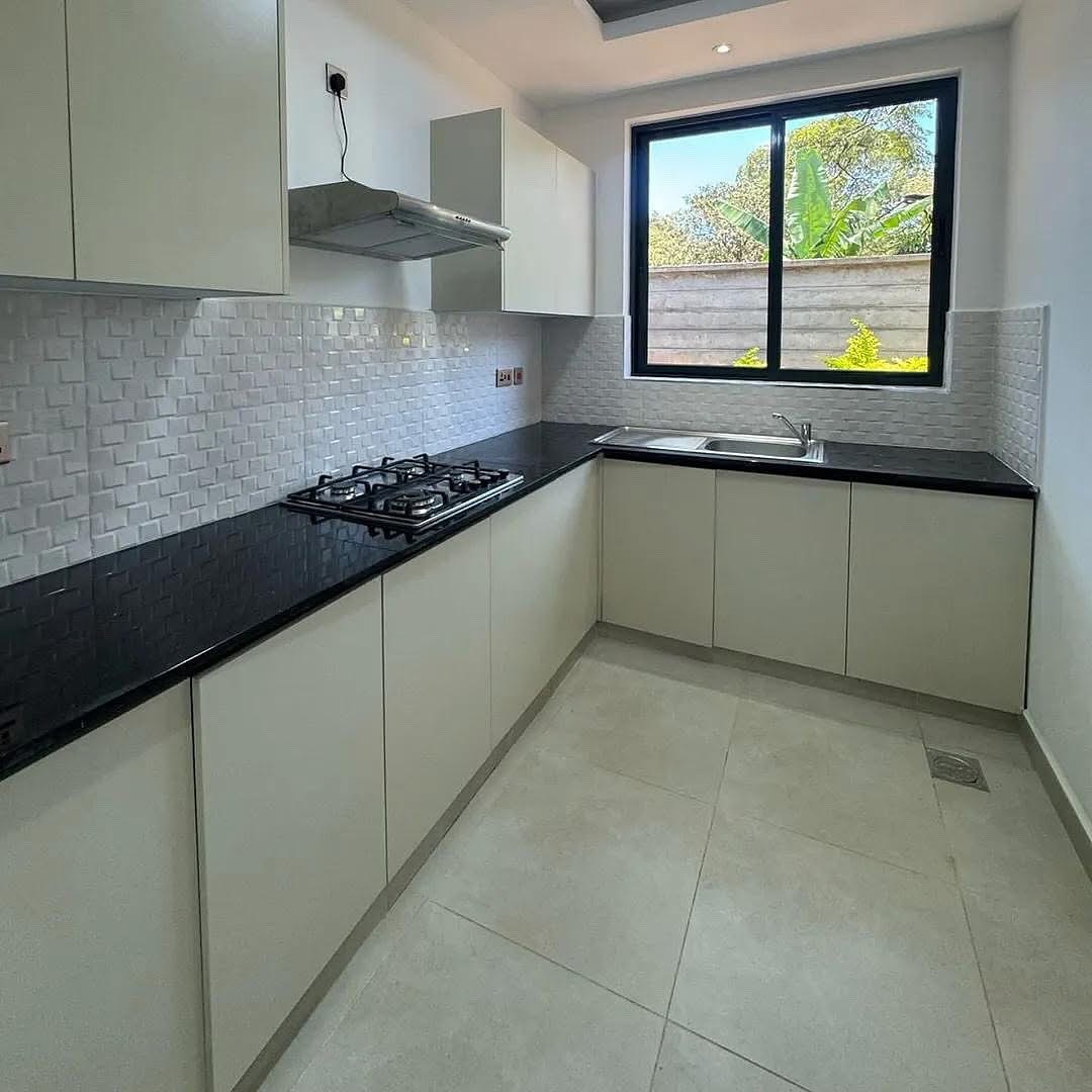 5 Bedroom Townhouse image 3