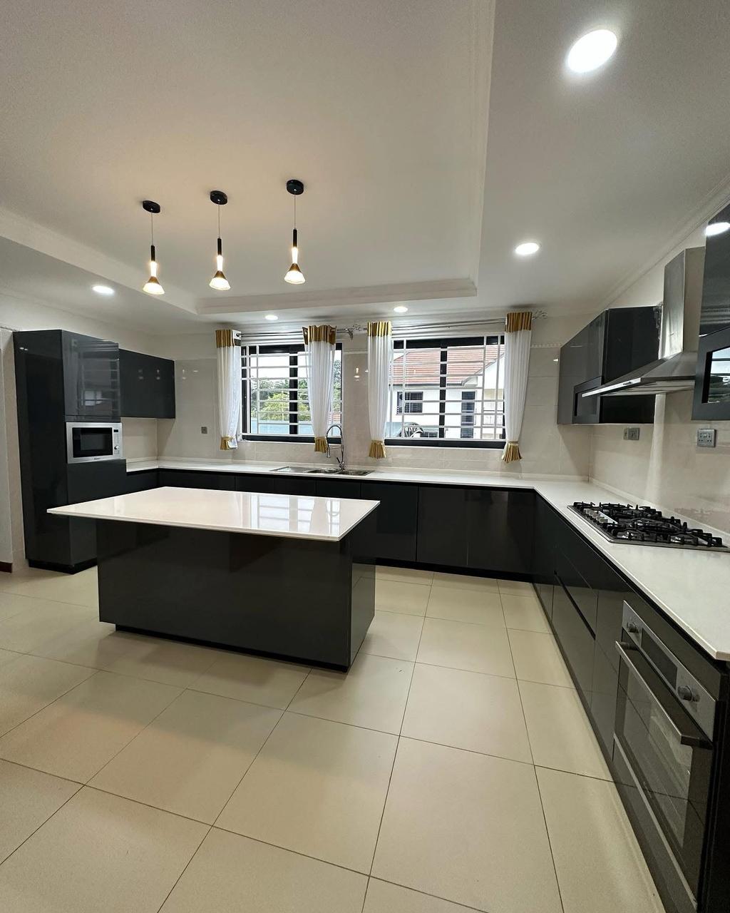 4 Bedroom Villa image 2