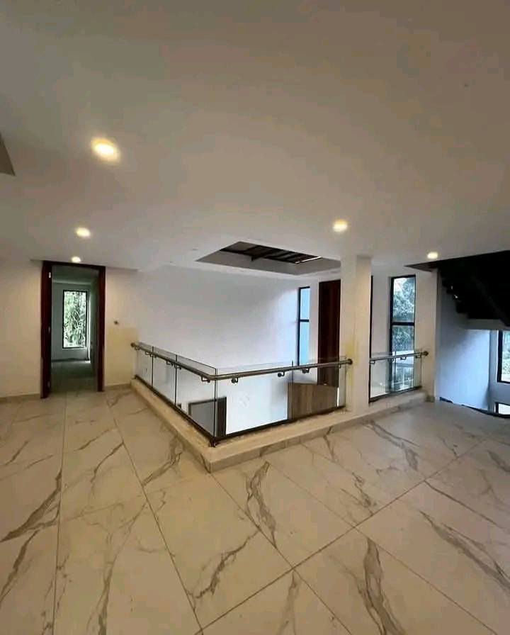 5 Bedroom Townhouse image 6