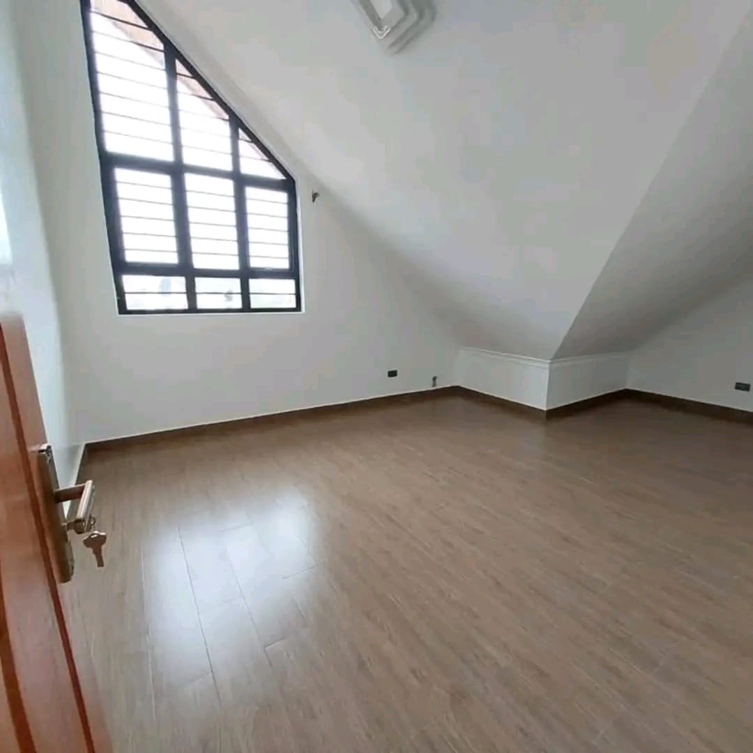 Luxurious 6-Bedroom Home image 7