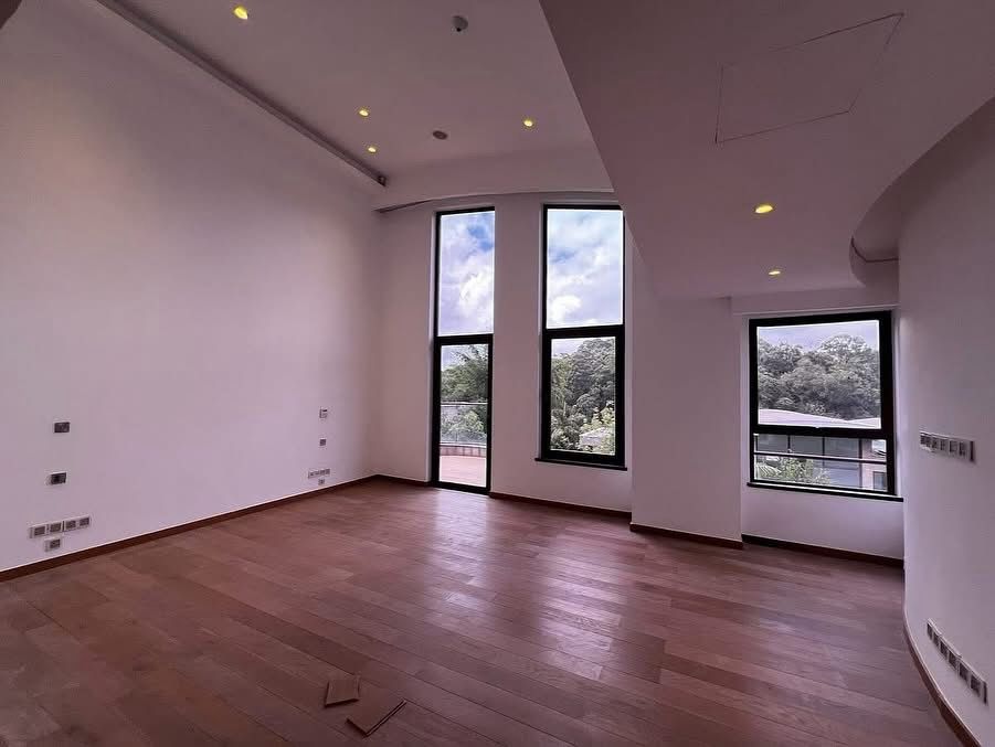 5 bedroom villa image 8