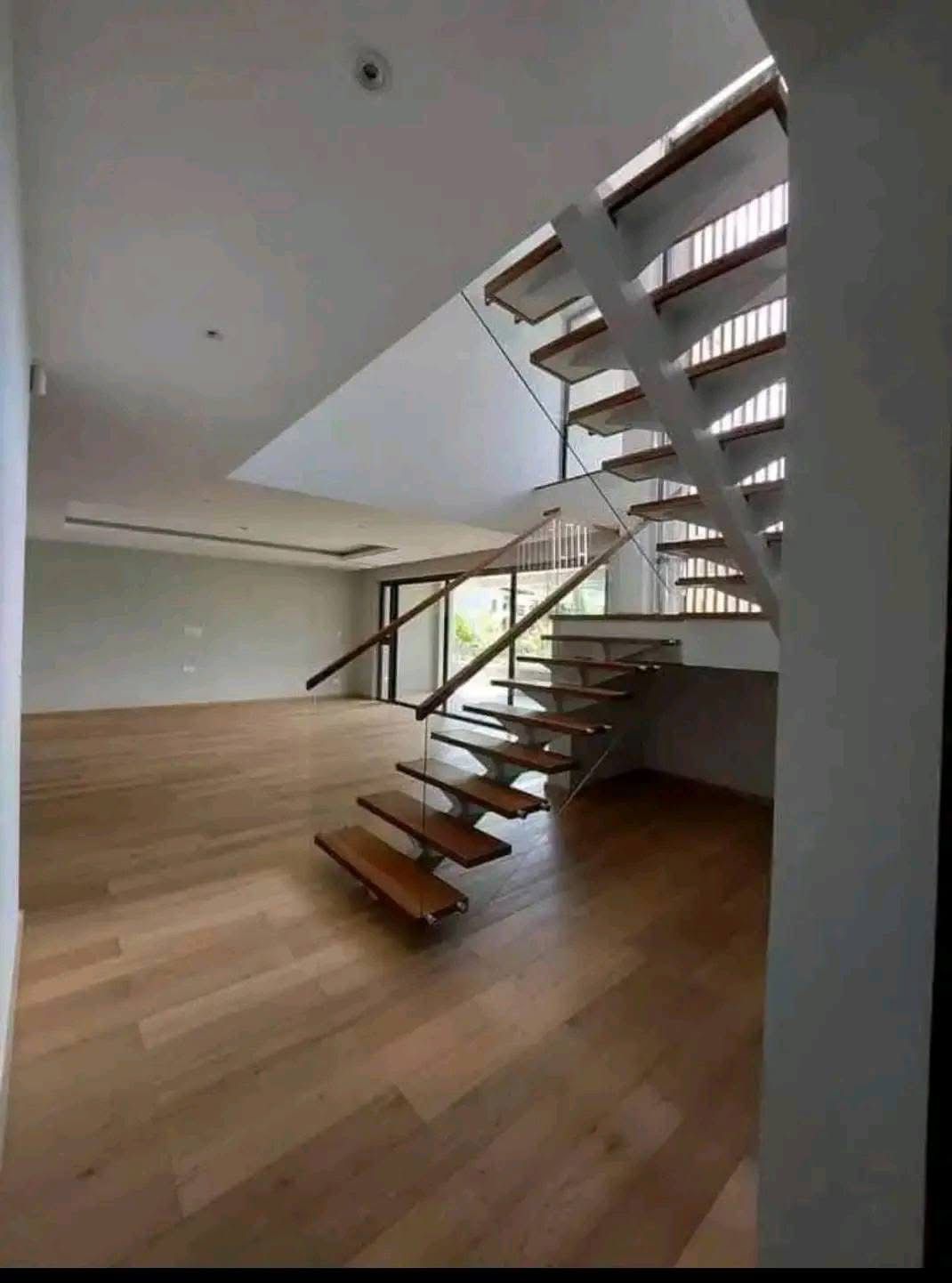 5 Bedroom Villa image 2