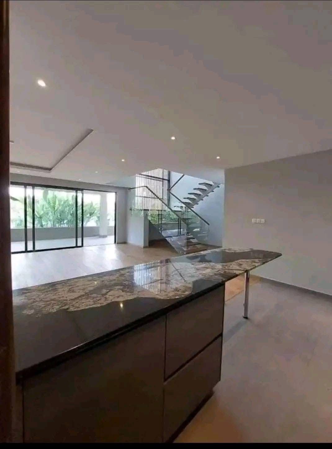 5 Bedroom Villa image 4