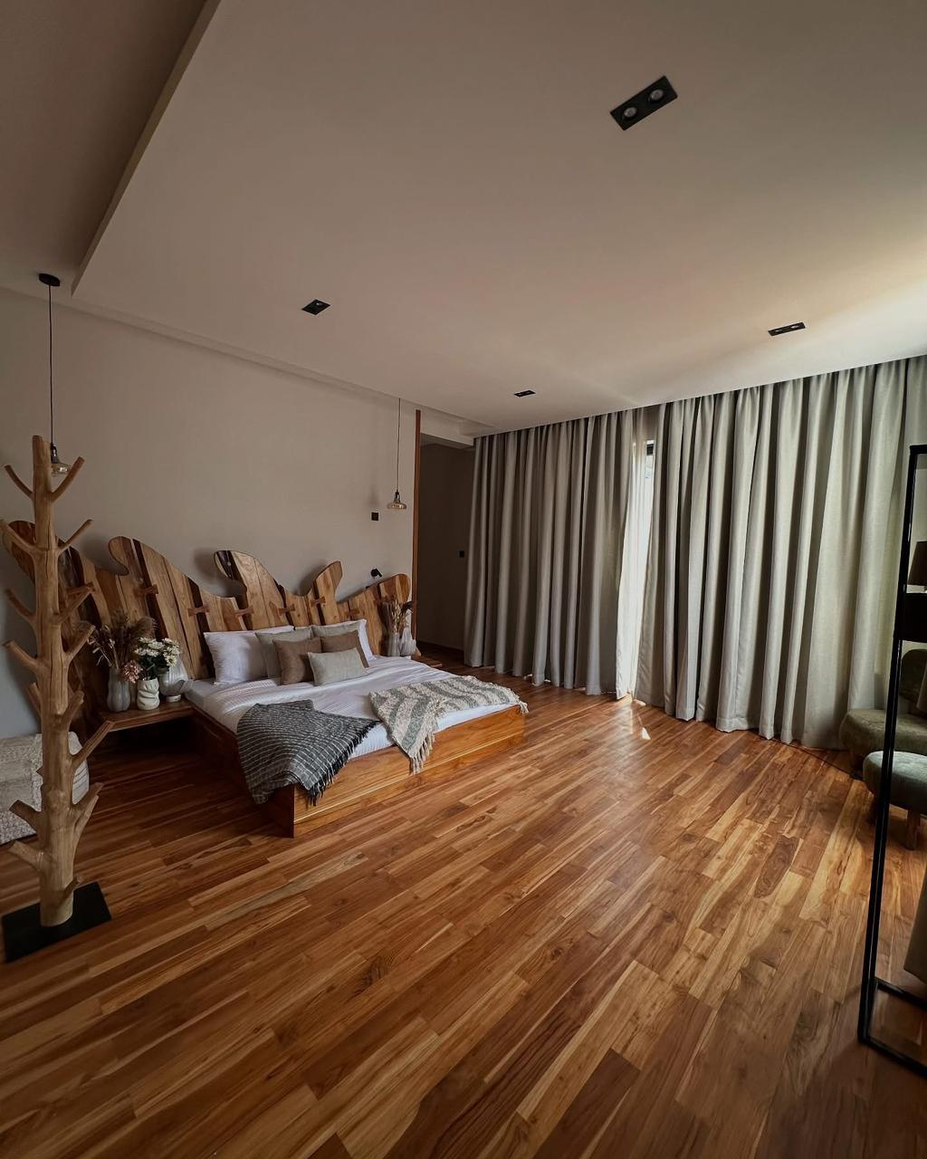 4 Bedroom and Dsq image 9