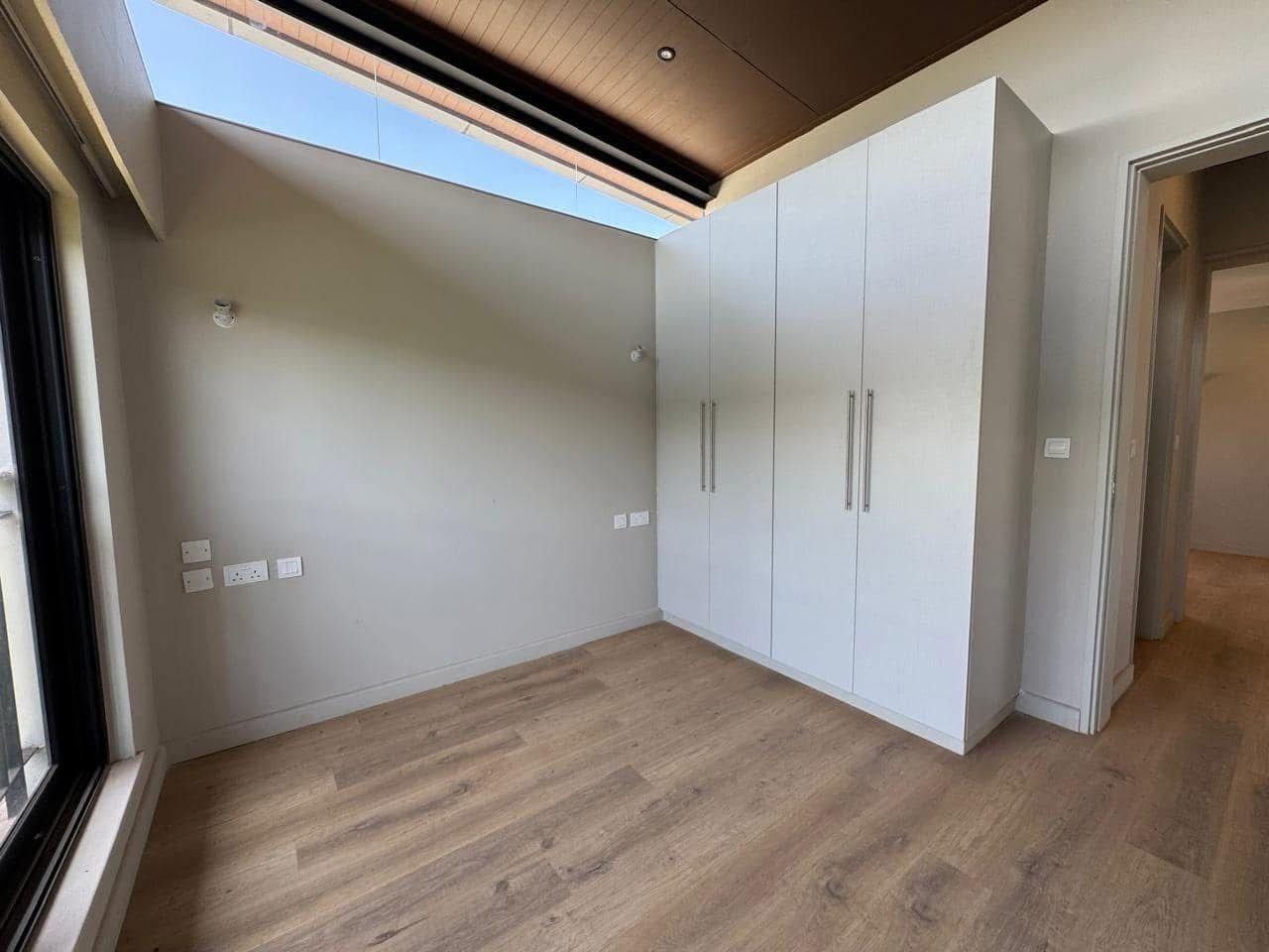 4 Bedroom image 13