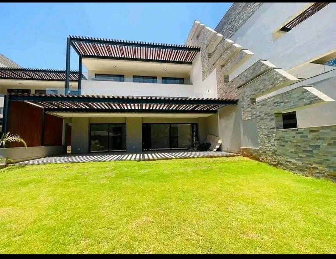 5 Bedroom Villa image 6