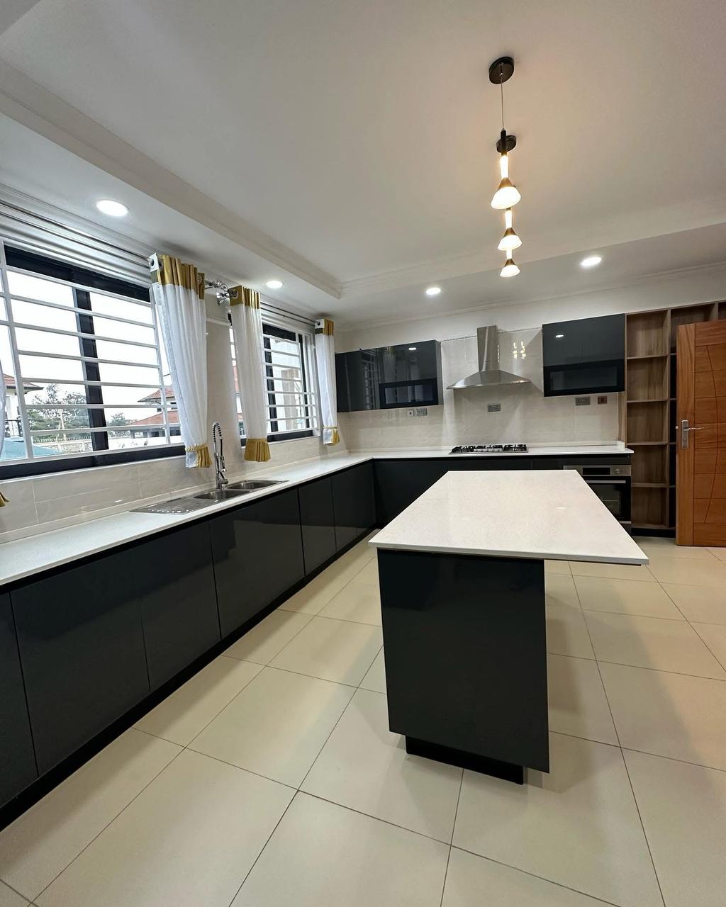 4 Bedroom Villa image 3