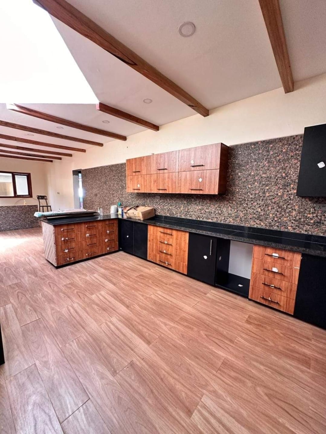 6 Bedroom House in Ridgeways image 3