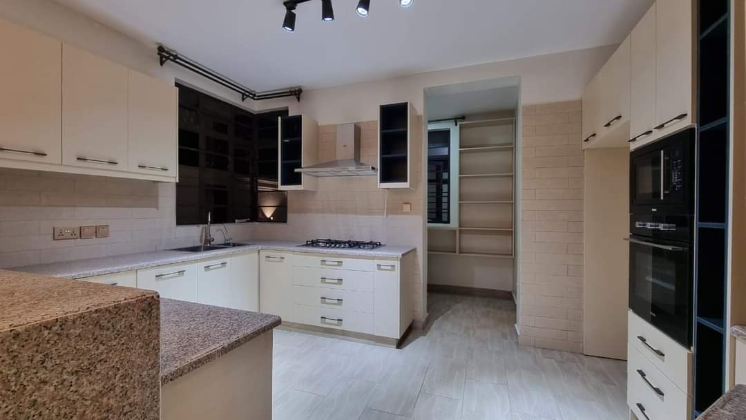 4-Bedroom image 8