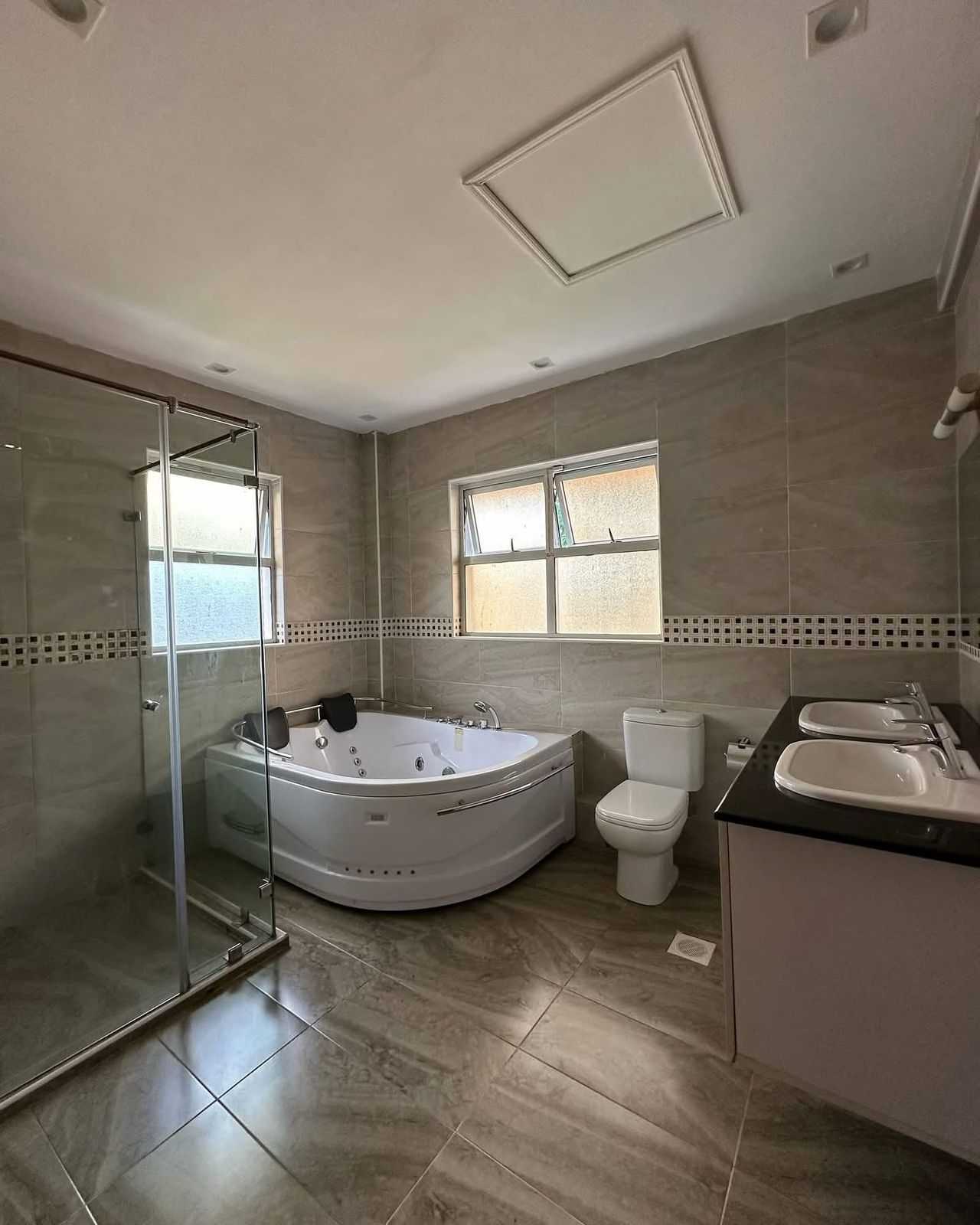 5 Bedroom plus DSQ image 2