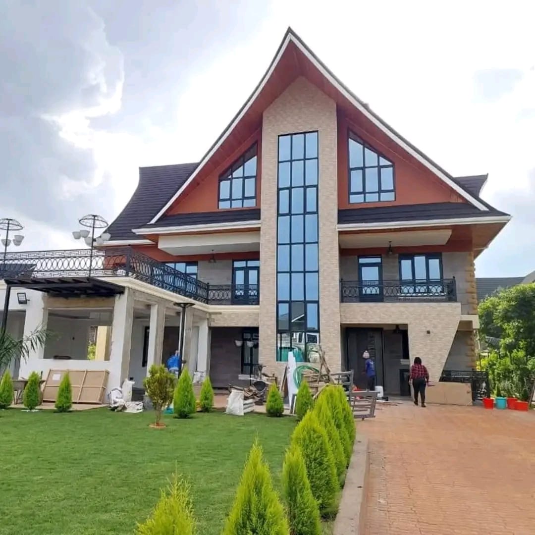 Luxurious 6-Bedroom Home image 3