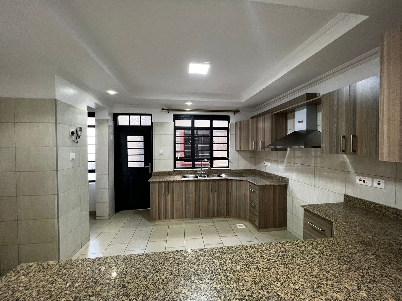 Elegant 4-Bedroom Home with SQ for Rent image 6