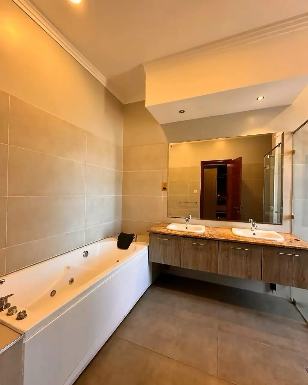 5 Bedroom image 6