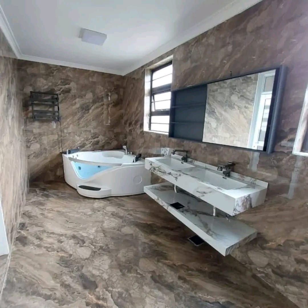 Luxurious 6-Bedroom Home image 12