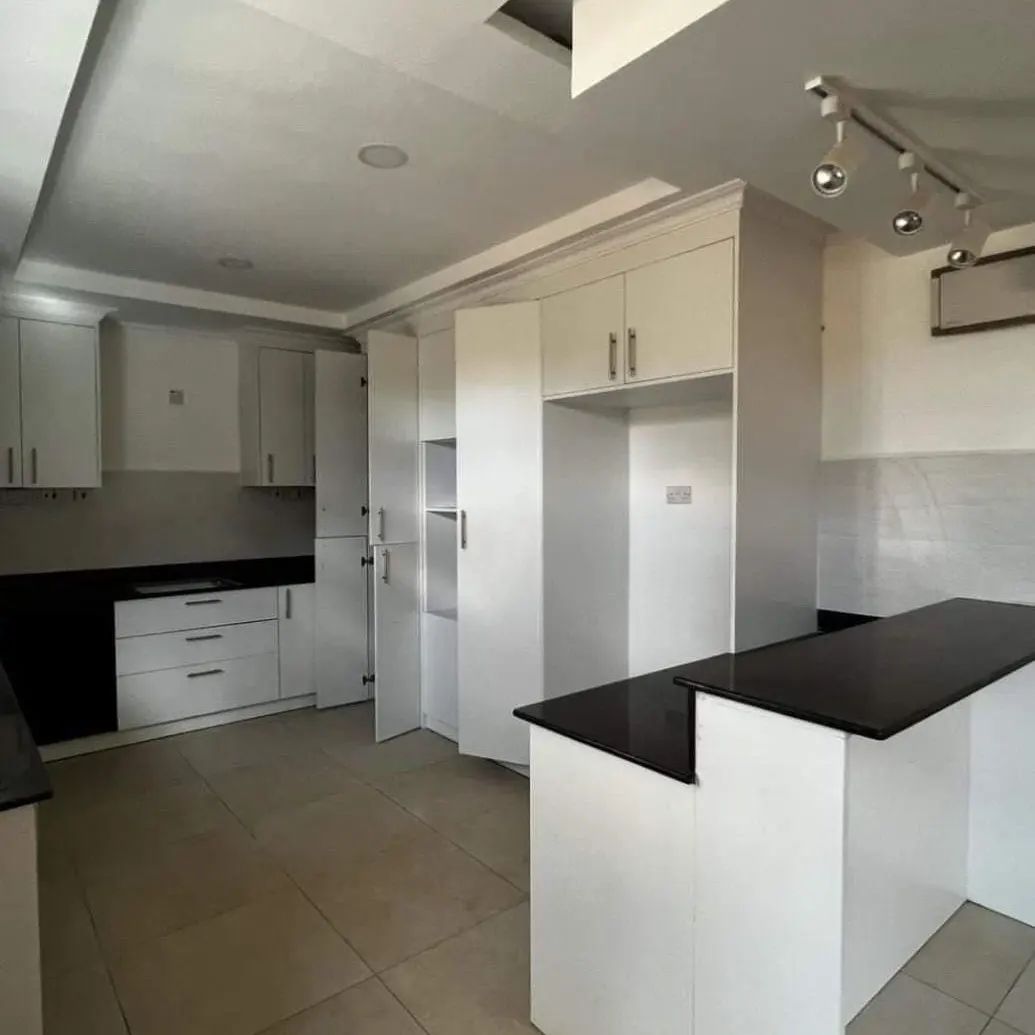 5-Bedroom image 6