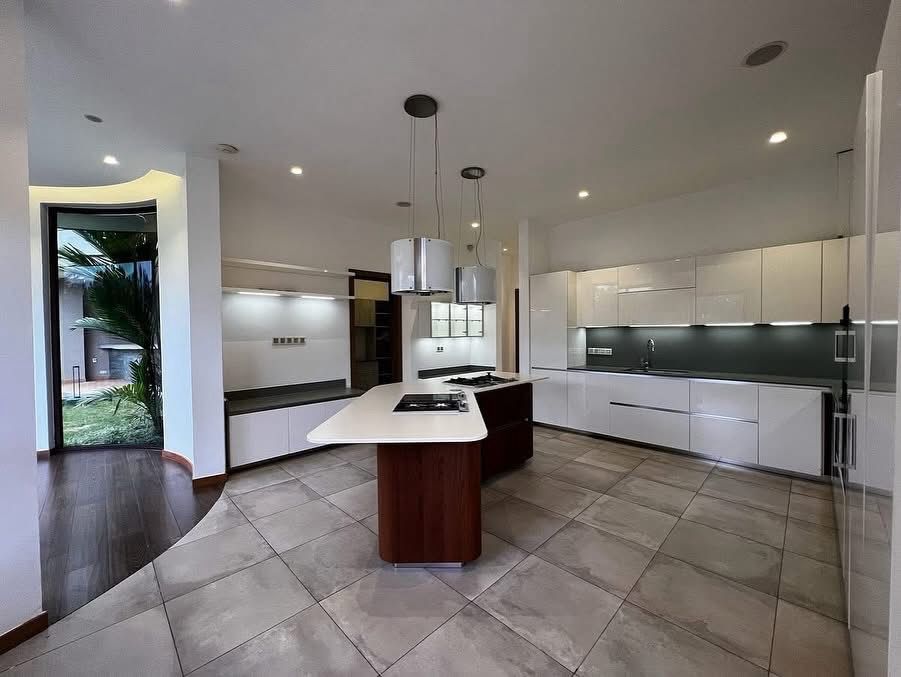 5 bedroom villa image 9