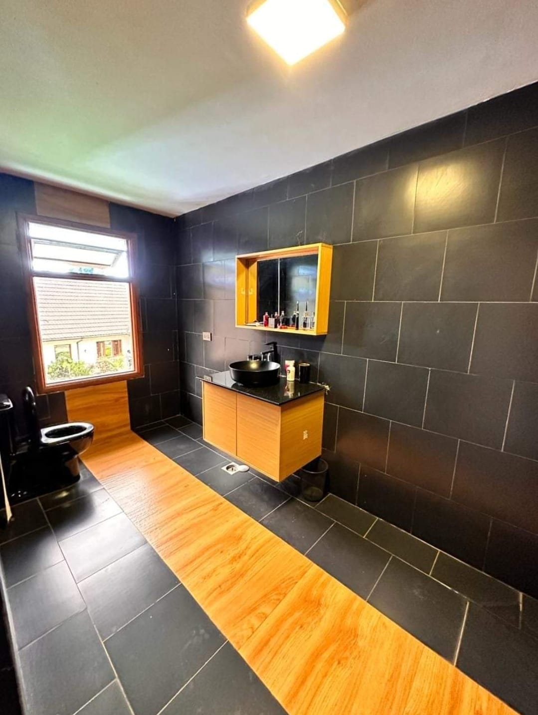 6 Bedroom House in Ridgeways image 8