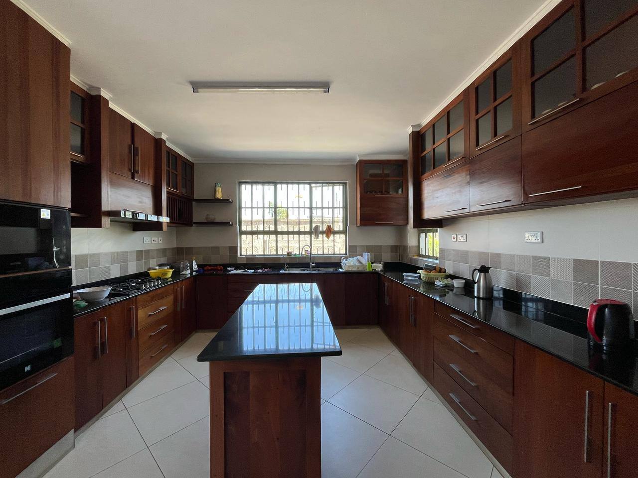 6 Bedroom Townhouse image 6