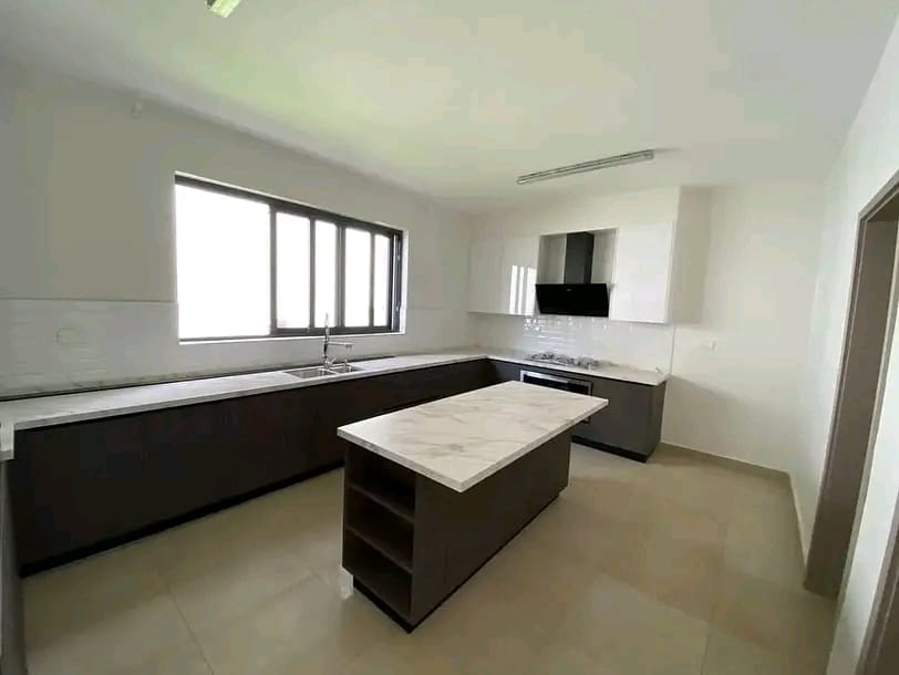 5-bedroom Townhouse+DSQ image 3