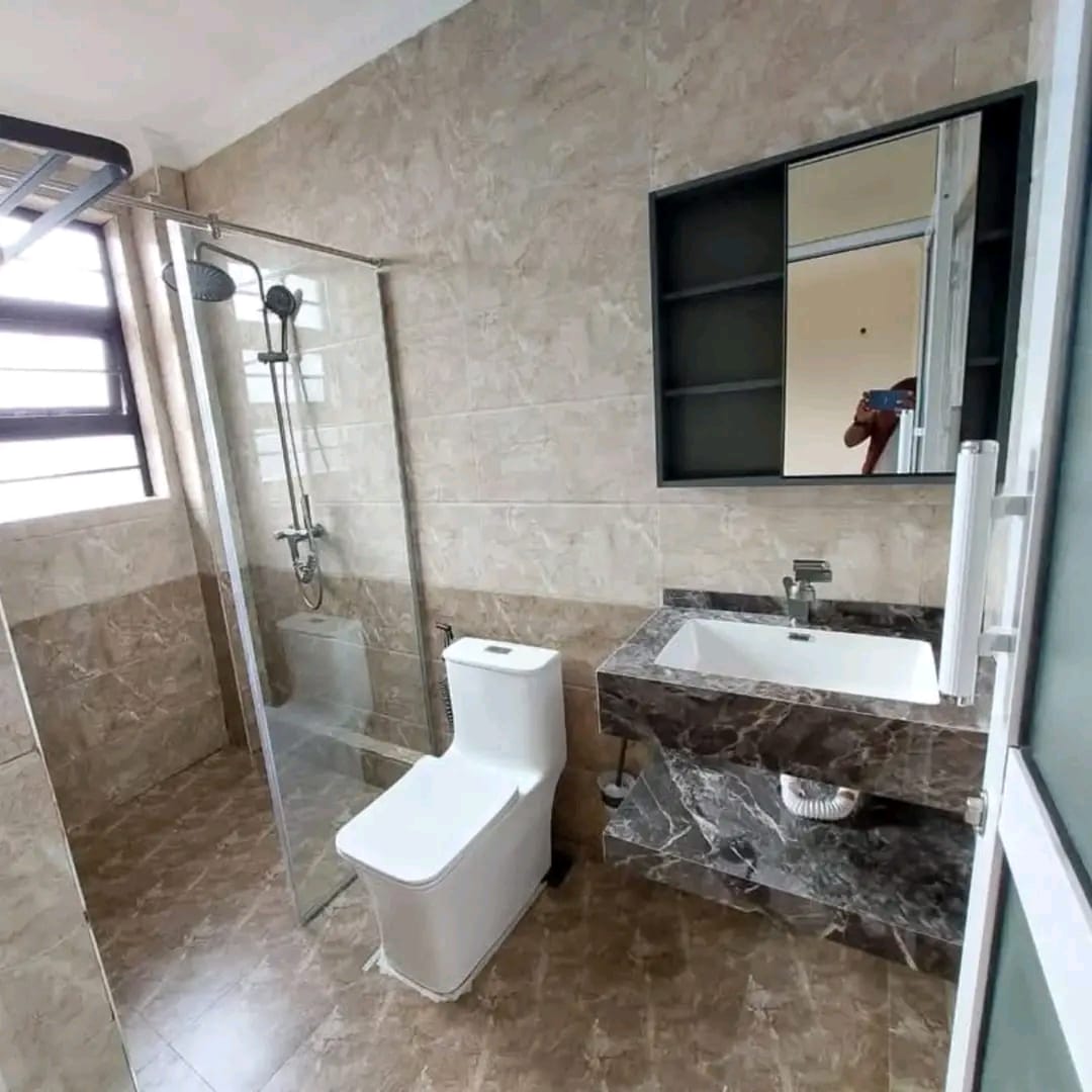 Luxurious 6-Bedroom Home image 11